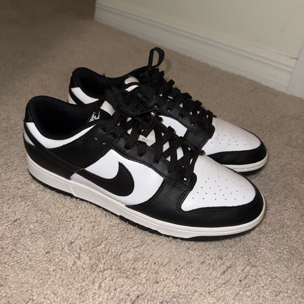 Nike Men's Black and White Low-Top Sneakers